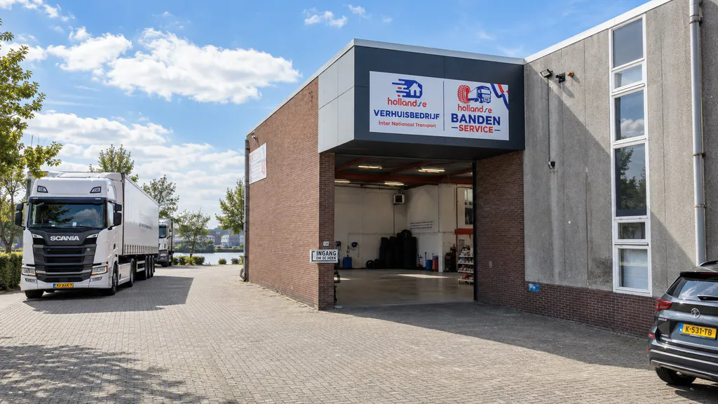 Hollandse Truckservice workshop on Haarlemmerstraatweg in Halfweg